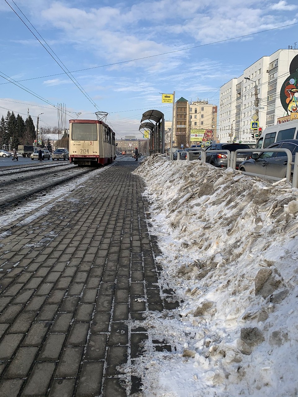 На трамвайной остановке по ул. Кирова снег лежит в кучах Фото: соцсети.