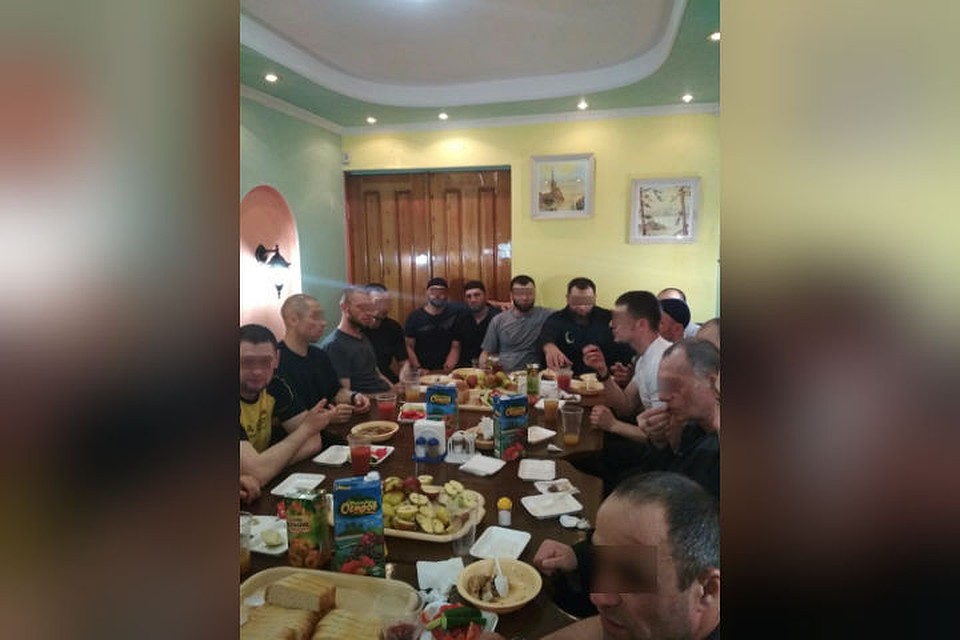 По неофициальным данным, в колонии имеется кафе и ходить туда не запрещено. Фото: аккаунт Ислам Ирон во "ВКонтакте".