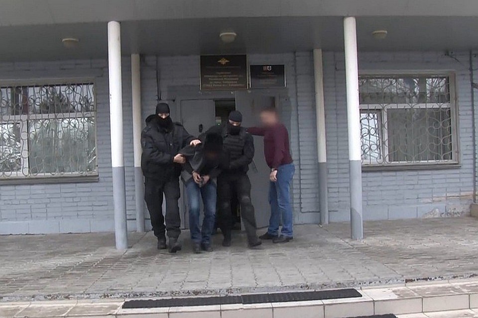 На задержание пригласили бойцов СОБРа, но их опыт не пригодился. Мужчина сдался добровольно. Фото: УМВД России по Хабаровскому краю