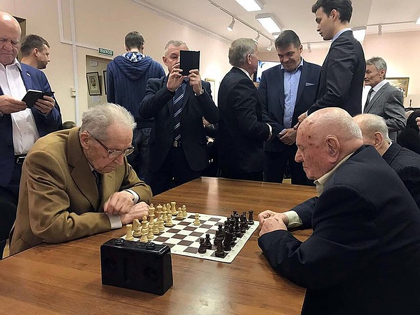 Шахматный матч: гроссмейстер Юрий Авербух против Алексея Ботяна Фото: Личный архив