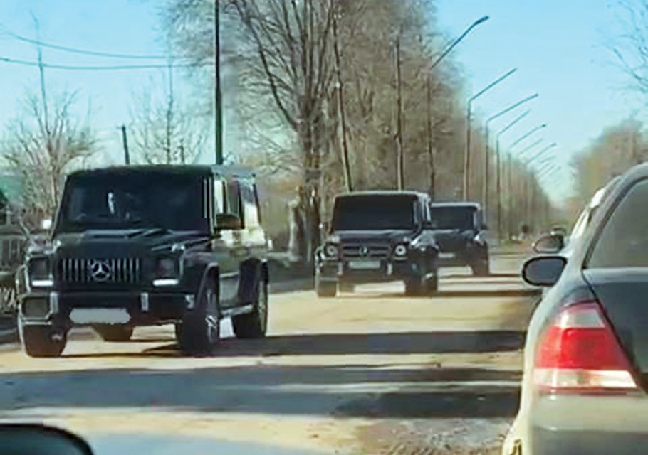 Приехали в хутор Путь Правды на трех черных внедорожниках Gelandewagen в сопровождении охраны. Фото: Архив СЗАО «СКВО»