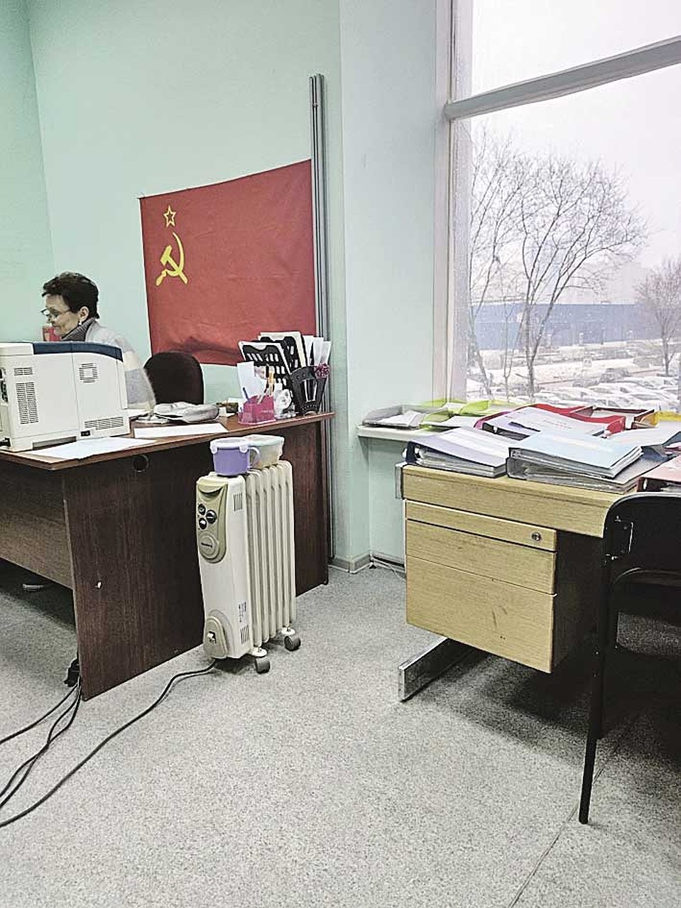 Паспортный стол Верховного Совета. С флагом СССР и пачками советских рублей. Фото: Юлия АЛЕХИНА