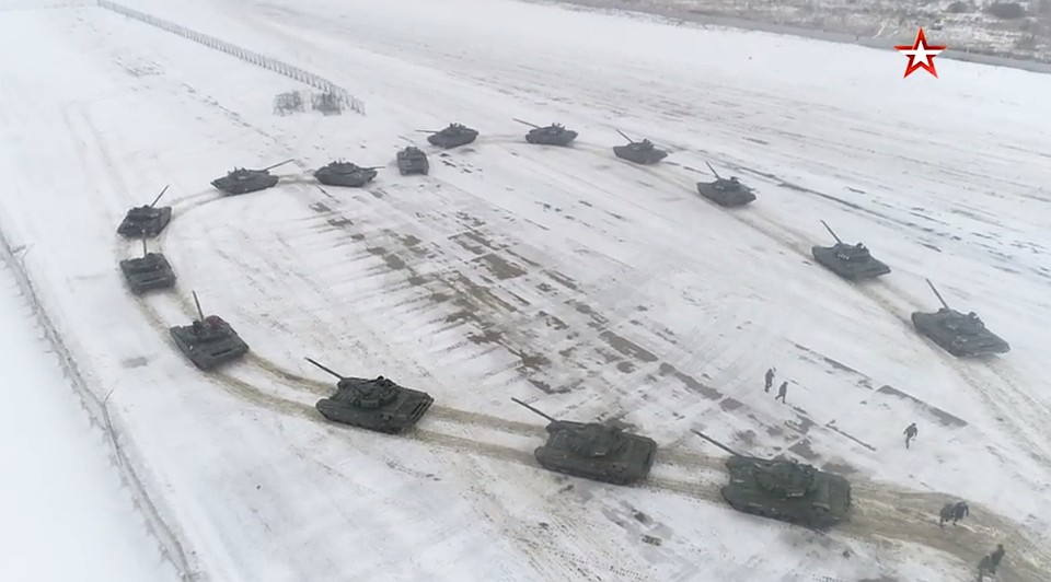 Для "валентинки" на поле выгнали 16 танков Фото: Кадр видео