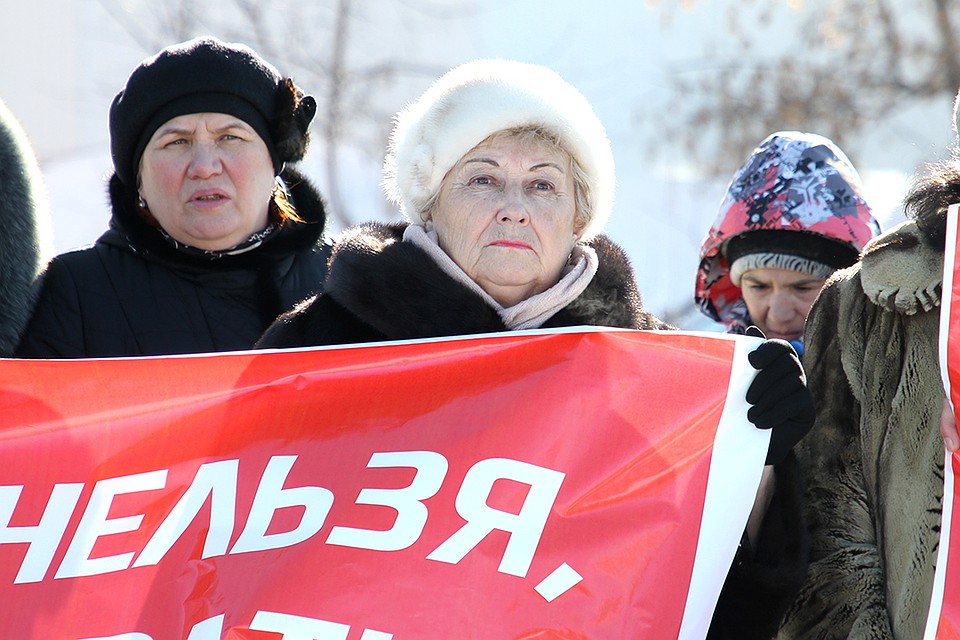 Заслуженный учитель Лидия Каменева вышла на митинг, ведь в этом доме квартира ее дочери. Фото: Юлия ПЫХАЛОВА