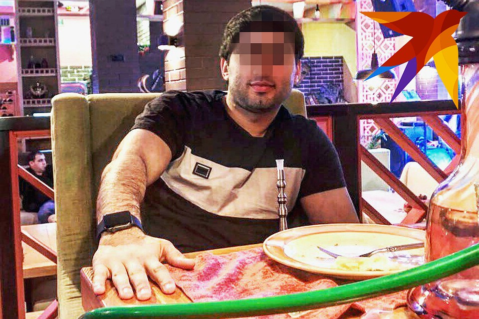 Свою "супругу" парень не показывает, зато активно делится своими фотографиями.