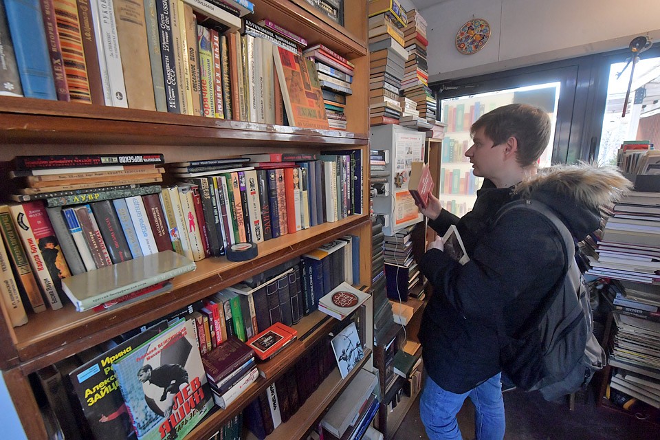 На фоне откровенного антиквариата лежат и книжки попроще. Фото: Владимир ВЕЛЕНГУРИН