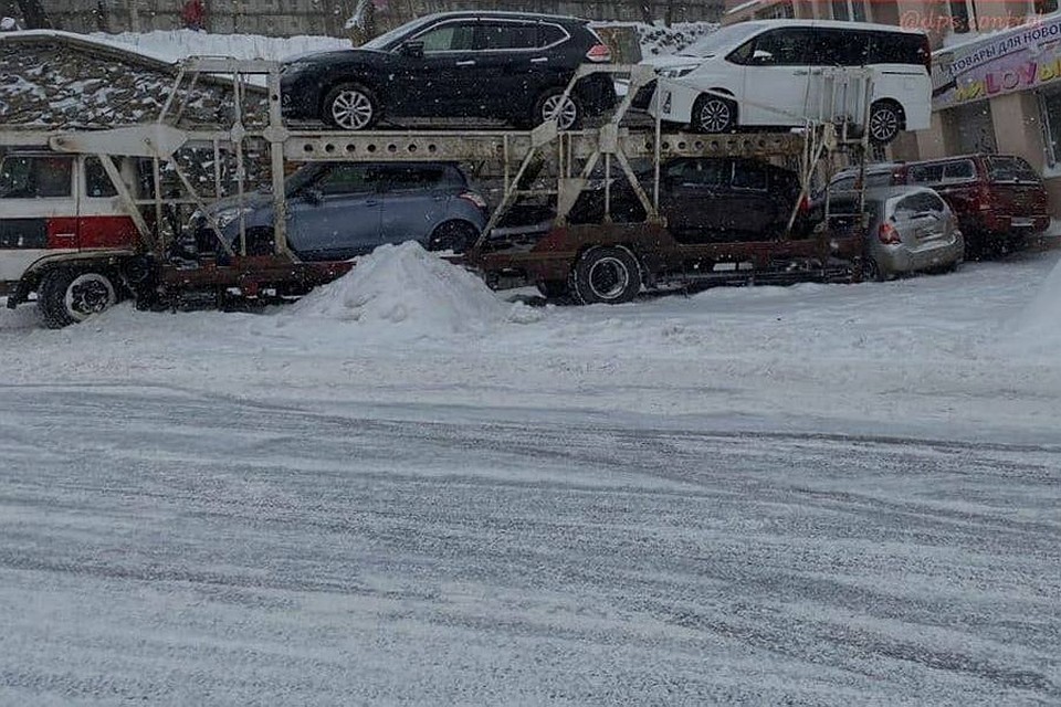 Автовоз не смог преодолеть скользкий подъем. Фото: dps.control