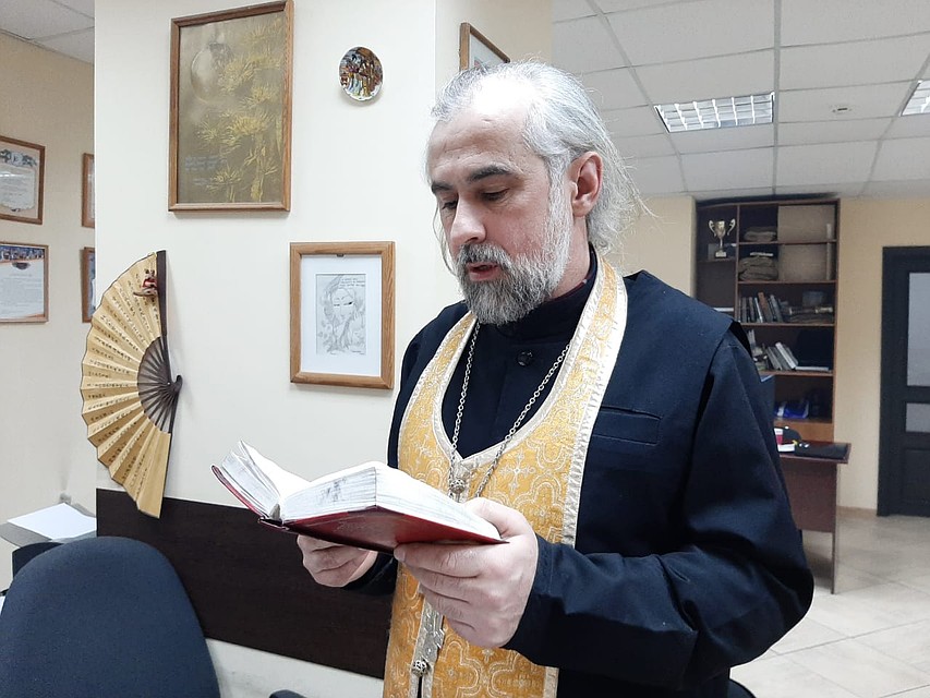 Александр Микушин освятил кабинеты "Комсомолки" Фото: Ольга ВЕДЕРНИКОВА