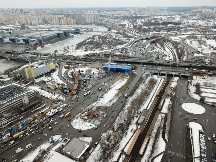 Волоколамка - одна из сложных городских магистралей. Реконструкция длится много лет. Фото: Иван МАКЕЕВ