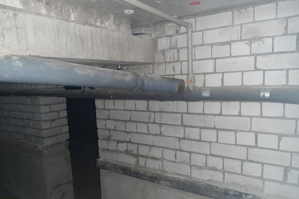 В подвале нового дома для молодых специалистов в Заволжье разрушилась канализация. ФОТО: Антон Кучма