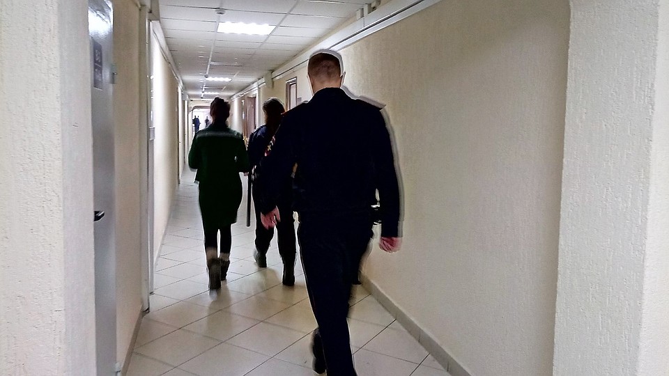 Потерпевшая по этому делу сидит в колонии за распространение наркотиков, в суд ее привозят под конвоем Фото: Александра БУДАЕВА
