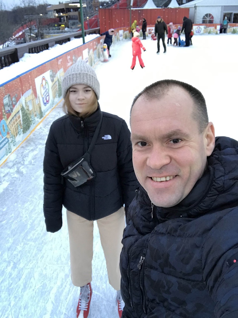 Сергей Жестянников сходил с дочкой на каток на Воробьевых горах