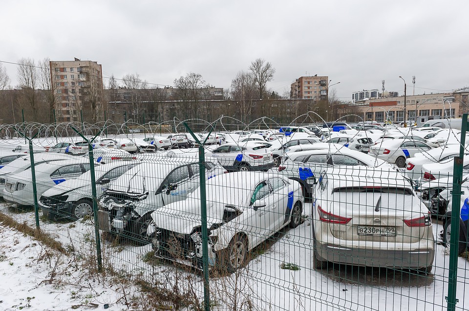Неофициально, у каждого оператора 7-15 процентов автопарка – битые. Фото: Олег ЗОЛОТО