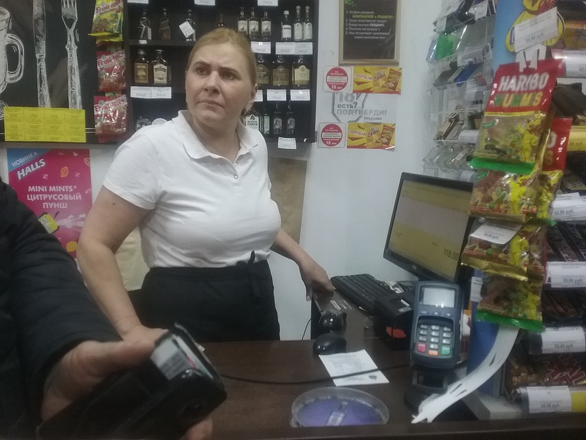 В магазин теперь идут другие предприниматели, которых обчистил этот же грабитель Фото: Надежда ИЛЬЧЕНКО