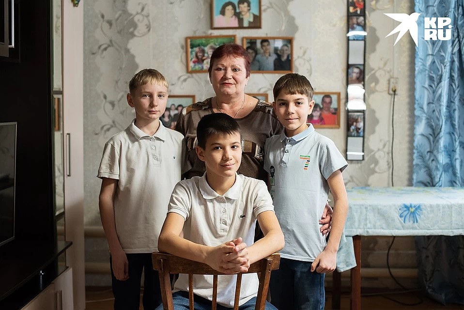 Рома (в центре) по-взрослому серьезно рассказывает, как решился написать письмо президенту Фото: Ксения ТИМОФЕЕВА