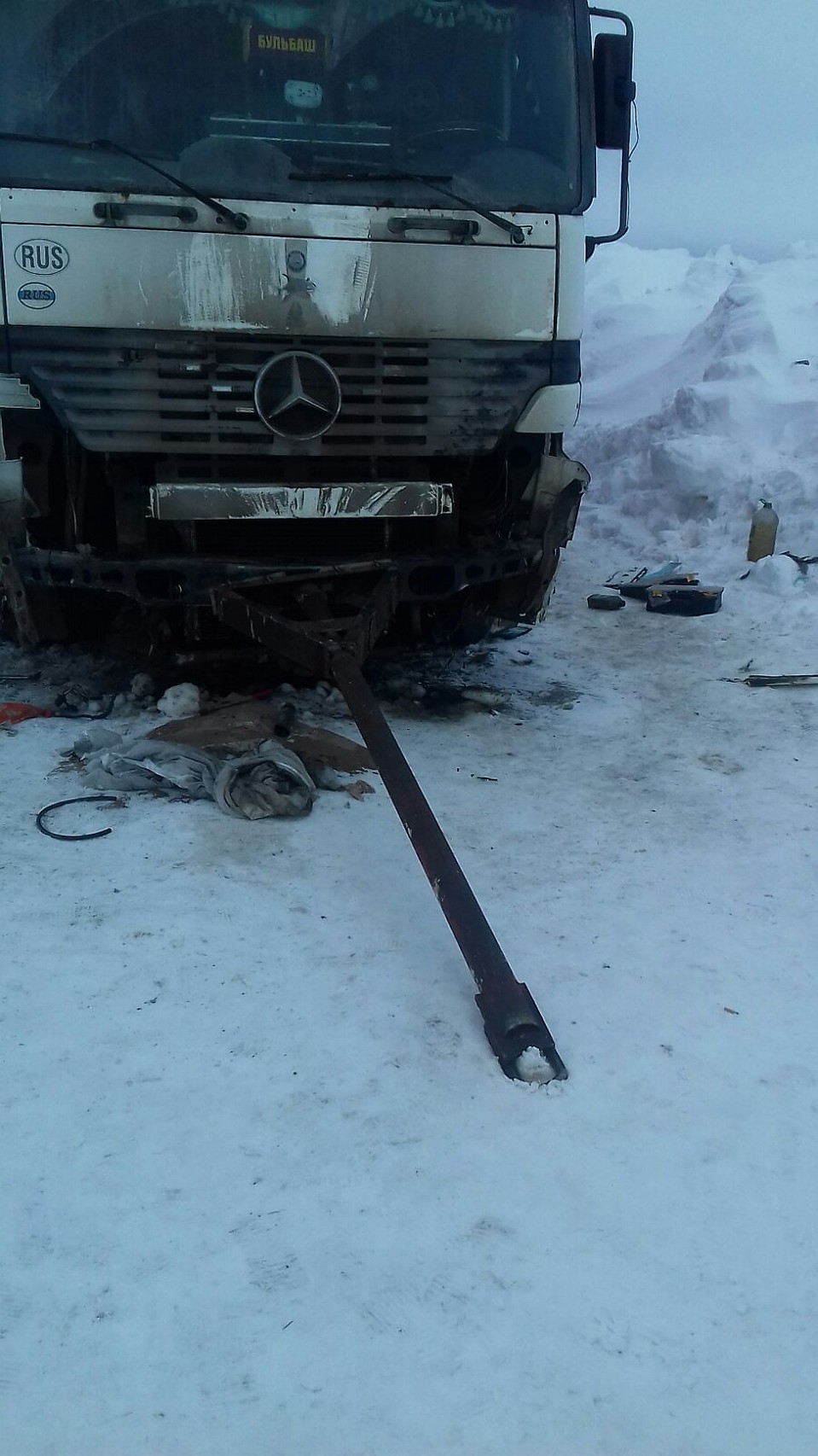 У автомобиля пробиты баки и радиатор, самостоятельно ехать она не сможет