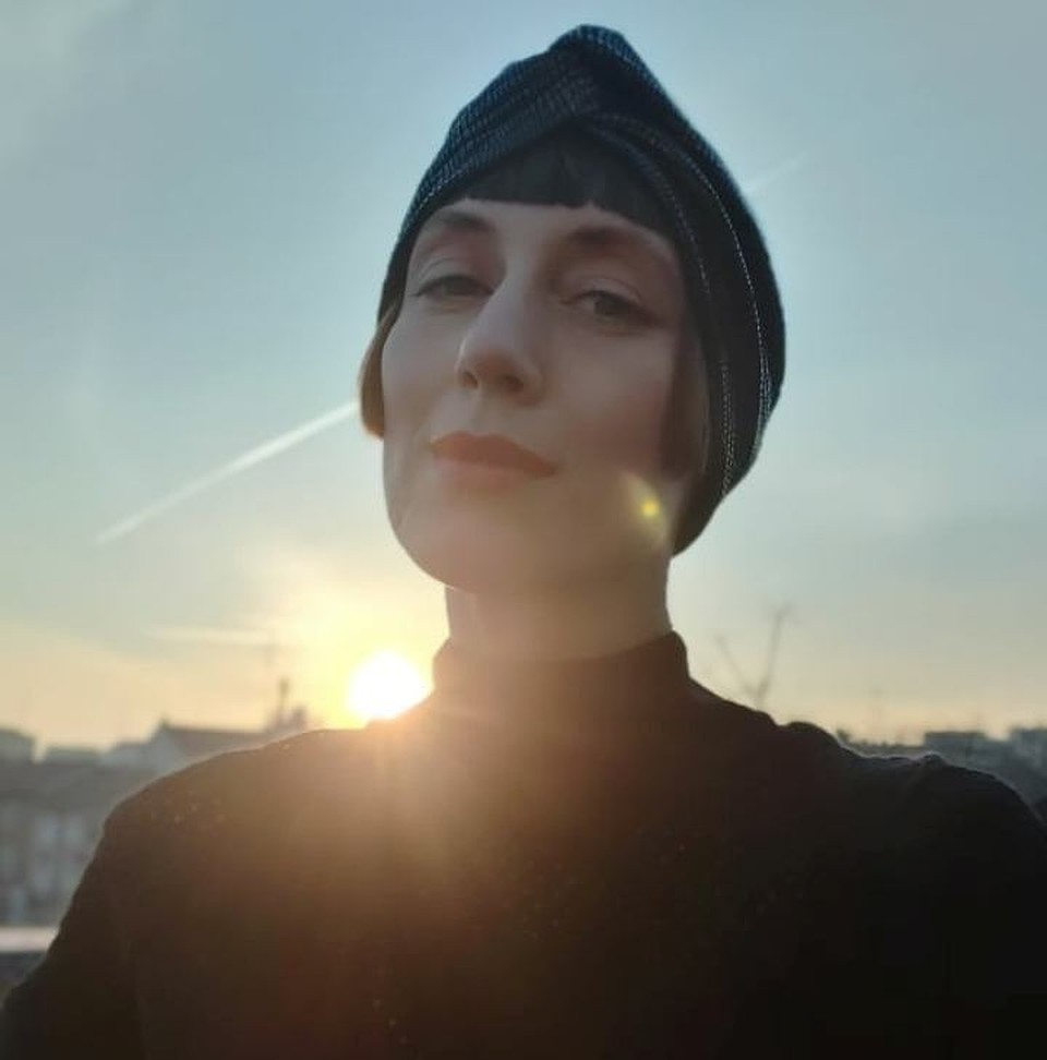 Юлия Абрамова на фоне миланского заката.