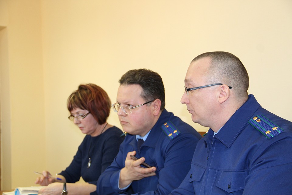 Ни представитель прокуратуры Виктор Кривцов (в центре), ни адвокат Ирина Чернышева против решения судьи не возражали. Фото: Юрий КОЗЛОВ