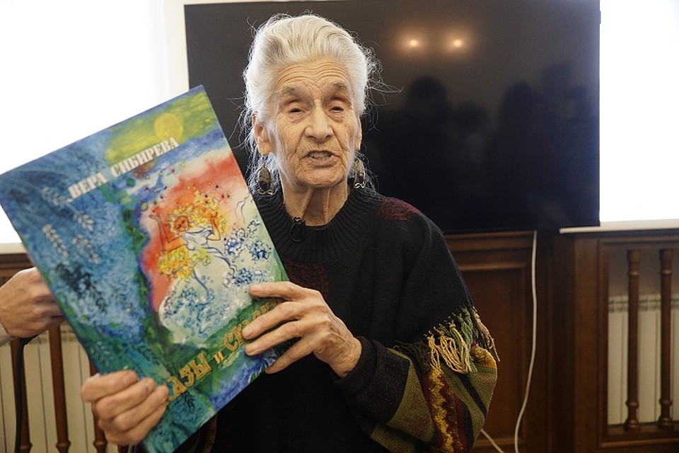 Книгу «Сказки и сказы» Вера Васильевна напечатала тиражом 1000 экземпляров. Фото: Алексей БУЛАТОВ