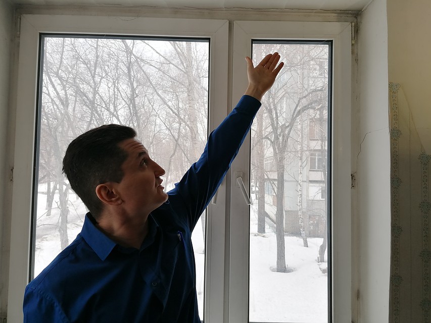 Сквозные трещины есть в нескольких квартирах, они тянутся на улицу Фото: Ольга АФАНАСЬЕВА