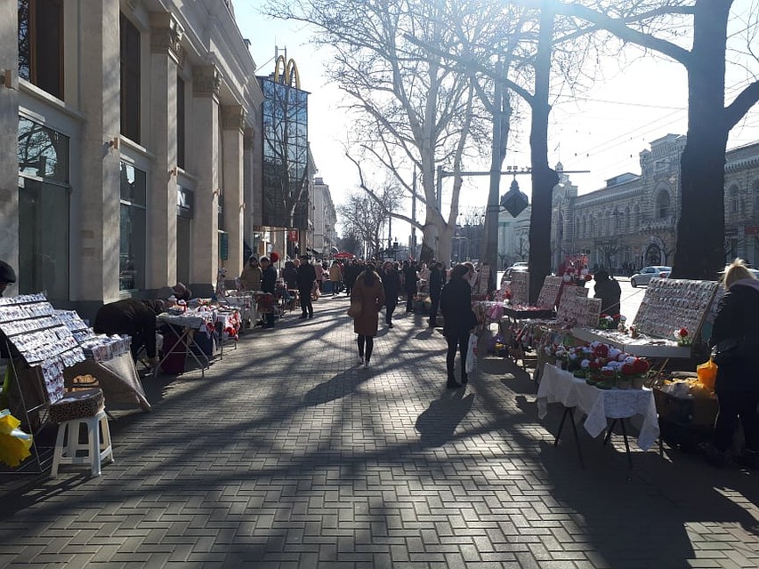 Торговцев больше, чем покупателей. Фото: Леонид РЯБКОВ