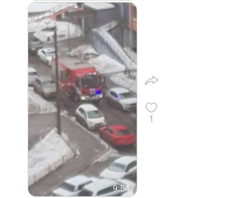На фото очевидцев видно, что пожарная машина тормозит и не может прорваться вперед. Фото: твиттер