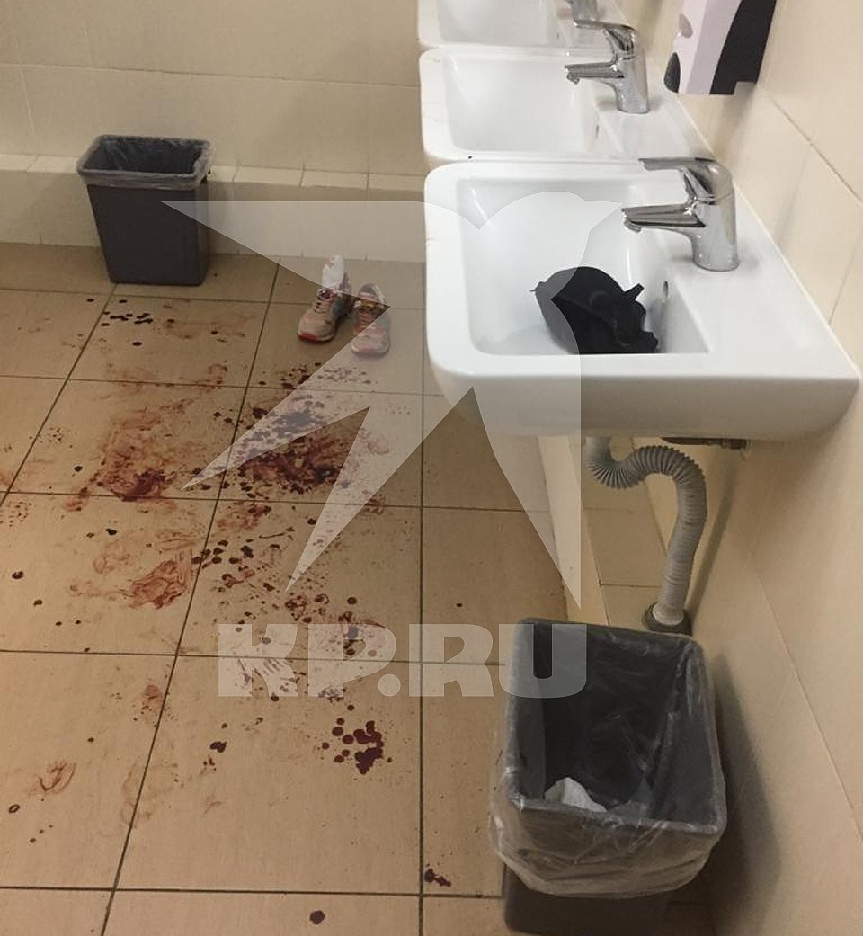 Кровать пострадавшей и пол в ванной залило кровью.