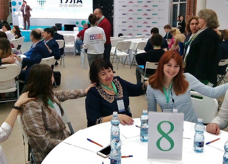 Вера Матвеенко (в центре) на командных занятиях конкурса. Фото: Екатерина ПАПАКИНА