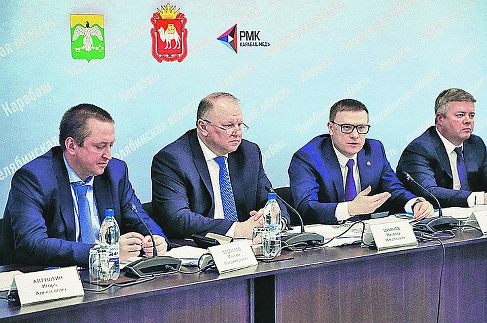 Полпред президента в УФО Николай Цуканов (второй слева) и губернатор Челябинской области Алексей Текслер (третий слева) договорились вместе отстаивать интересы уральских моногородов в Москве. Автор фото: Андрей ЗАХАРОВ