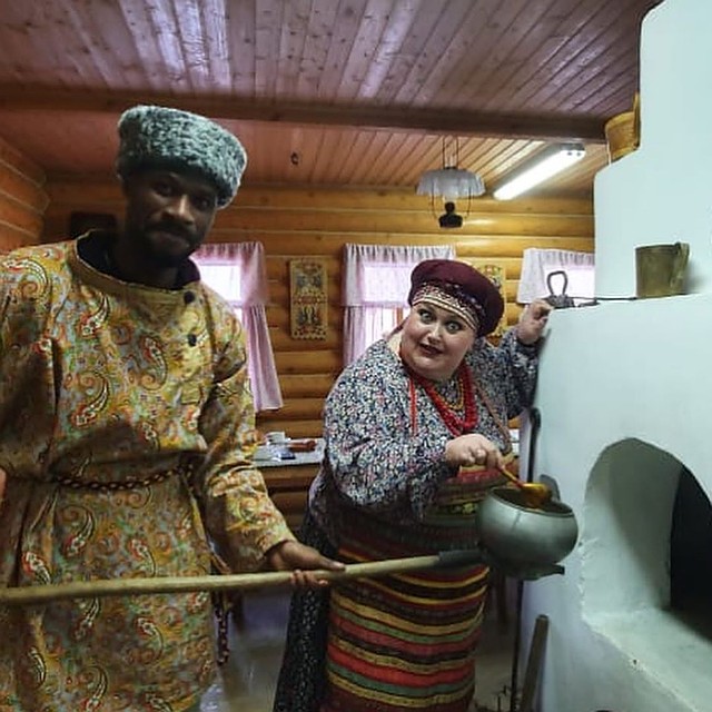 Футболистов заставили готовить в печи. Что именно – в клубе умолчали. Фото: ФК «Оренбург».