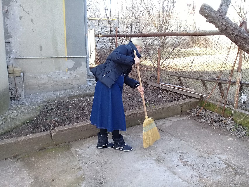 За порядком во дворе и в доме девушки следят сами. Фото: официальная страница кризисного центра в соцсети