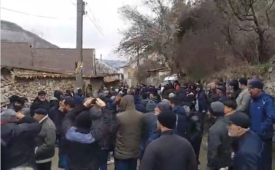 Возле дома Османа Сейтумерова собралась толпа. Скриншот видео