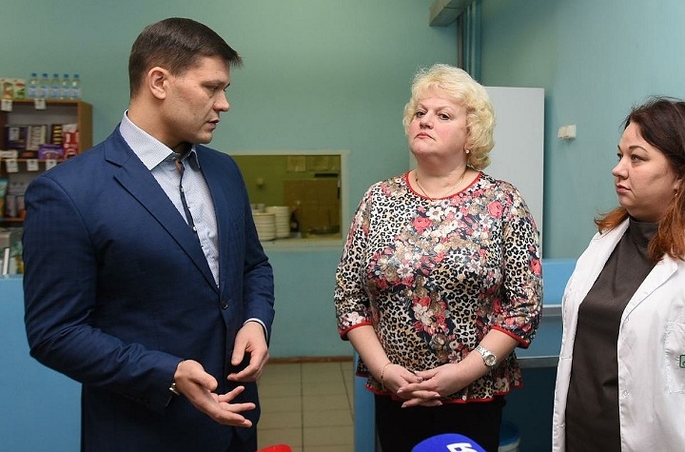 Сергей Воропанов побывал в проблемной школе: к новому учебном году здесь появится столовая. Фото: администрация города Вологды