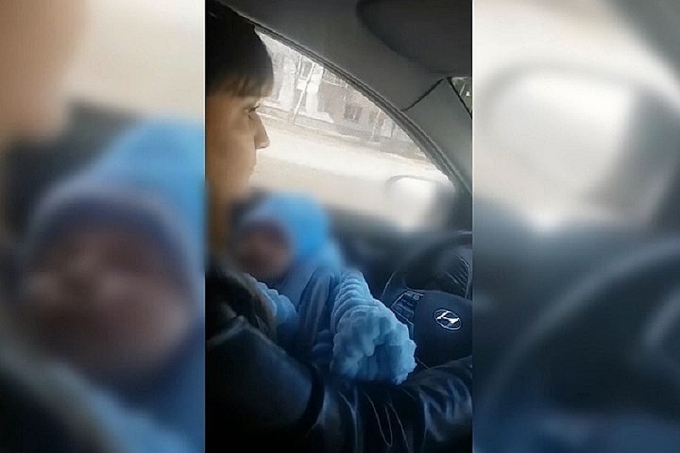 В первый раз о женщине стало известно общественности, когда она прокатилась за рулем авто с младенцем на руках. Фото: скриншот с видео