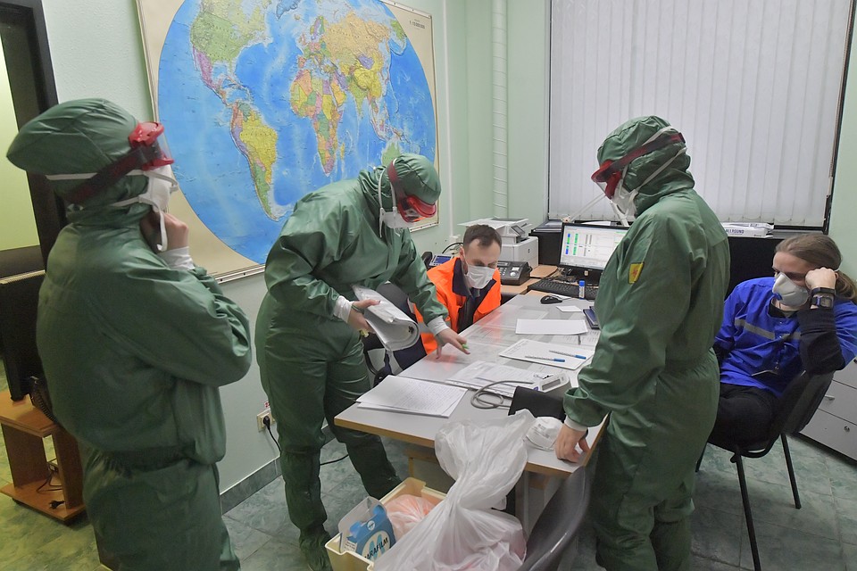 В аэропортах сотрудники работают в защитных костюмах Фото: Владимир ВЕЛЕНГУРИН