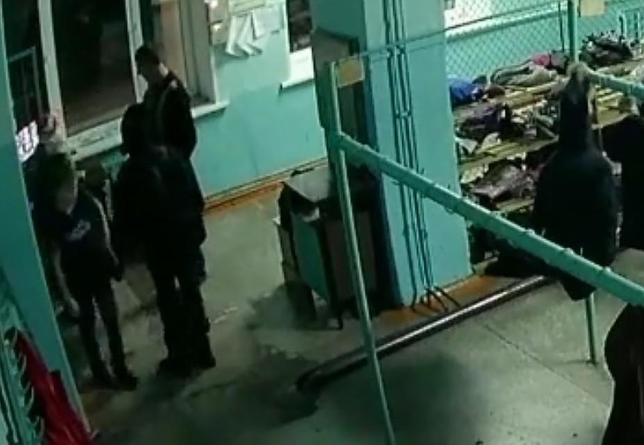 Охранник "воспитывает" ребенка пинками? Фото: стоп-кадр видео Newslab.