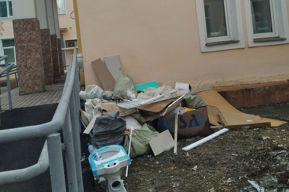 Во дворе поликлиники хранятся груды строительного мусора. ФОТО: "Регион-52"