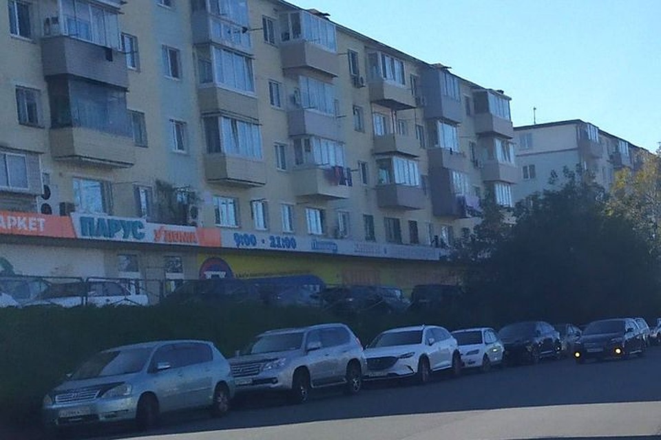 Автомобилистам придется парковать машины на платную стоянку или искать альтернативу Фото: Милана СОКОЛ
