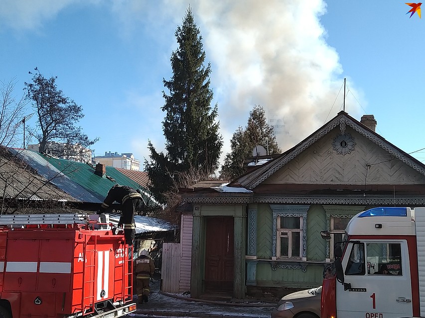Пламя успело перекинуться на чердак жилого здания Фото: Вячеслав КОВАЛЕНКО