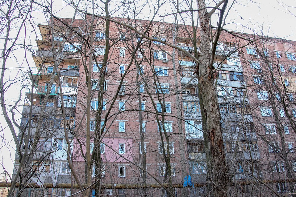 Под обстрел ВСУ попал девятиэтажный жилой дом Фото: Андрей ТРУБЕЦКИЙ