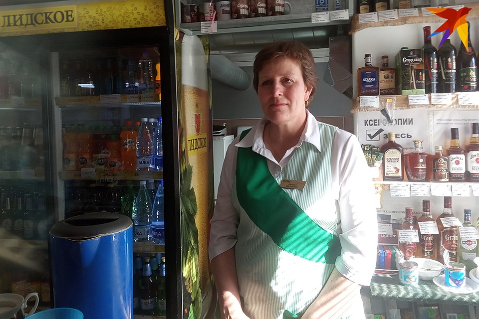 Буфетчица Зоя Львовна в растерянности - за 12 лет работы в приграничном кафе так мало клиентов не было! Фото: Наталья ПАРТОЛИНА