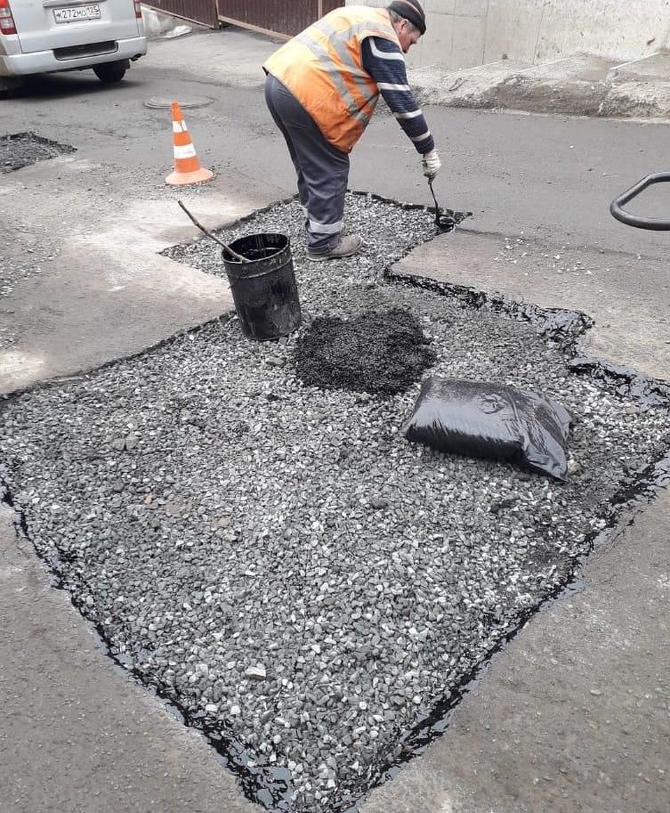 Рабочие успели отремонтировать дорогу до снегопада Фото: vlc.ru