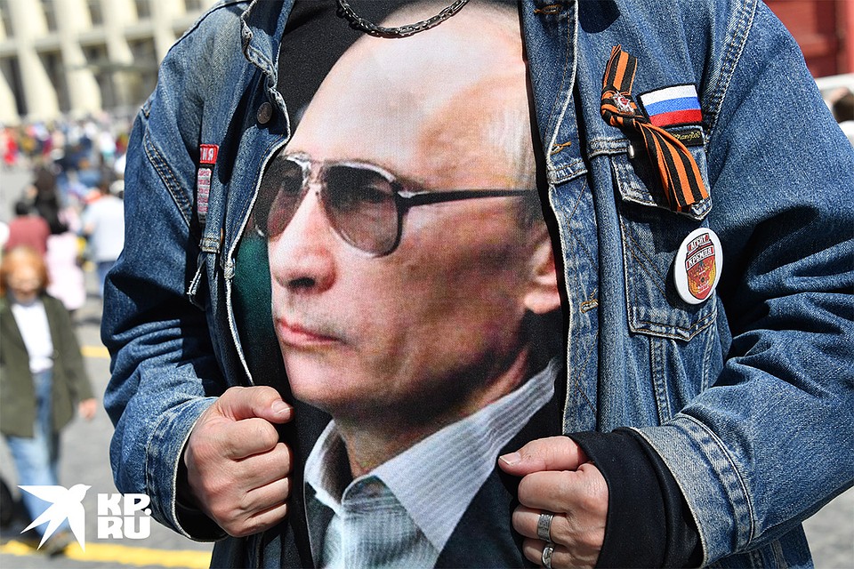 Участник первомайской демонстрации в Москве в футболке с портретом Путина. Фото: Владимир ВЕЛЕНГУРИН