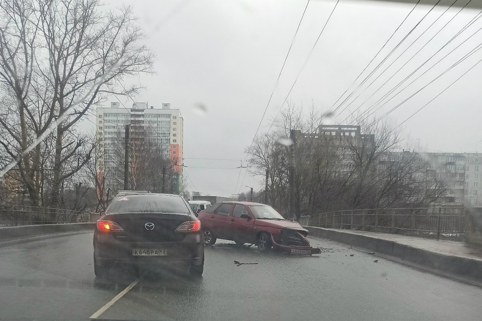 Отечественный автомобиль вылетел на встречную полосу. Фото: Торос Измира