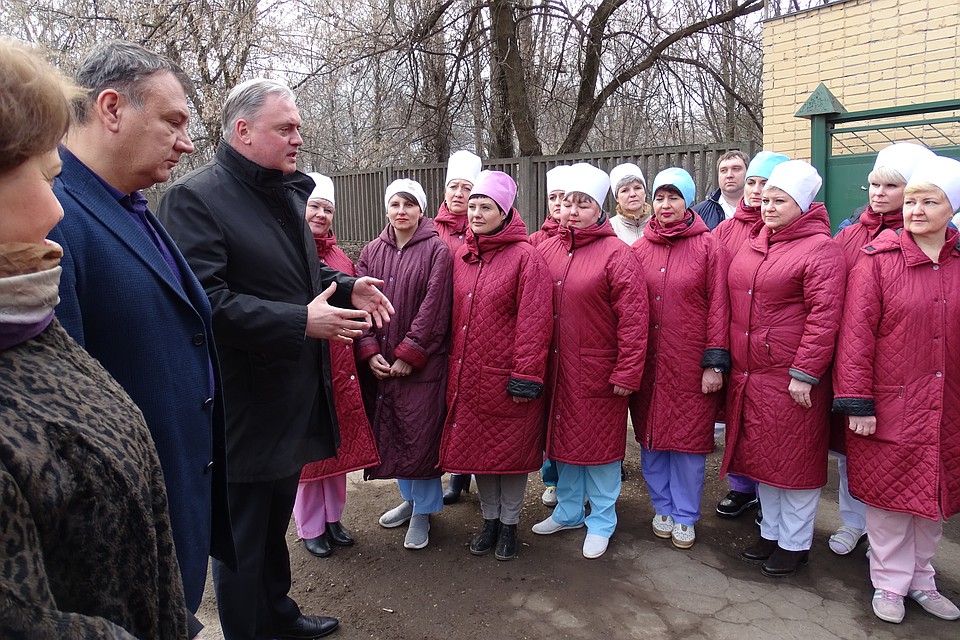 Александр Ильин и Юрий Шуршуков поблагодарили медиков за их труд Фото: Юлия КЛЮЕВА