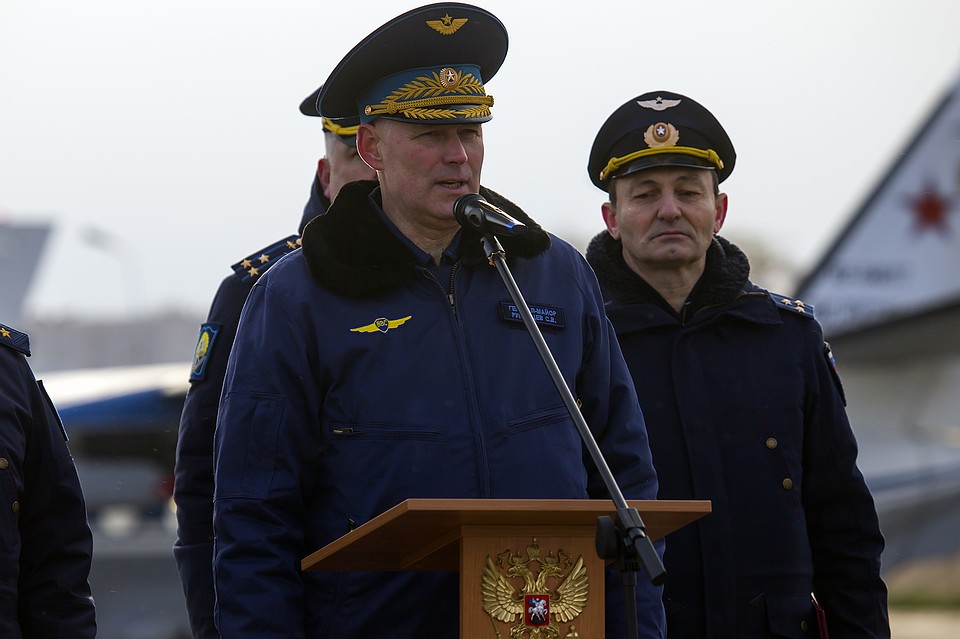 Перед первым полетом девчонок напутствовал начальник авиационного училища, генерал-майор Сергей Румянцев. Фото: Александр Харланов