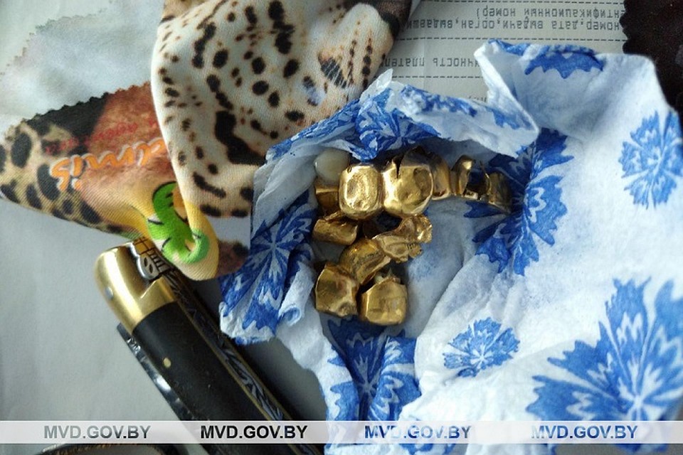 При обыске подозреваемых были найдены золотые коронки, которые они украли у кого-то другого. Фото: МВД.