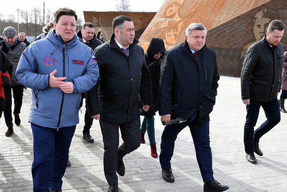 На осмотре мемориала Илья Зюбин (слева), Игорь Руденя (в центре) и Николай Овсиенко (справа). Фото: ПТО