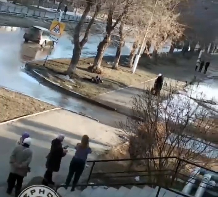 Очевидцы вызвали скорую и полицию. Кадр из видео.