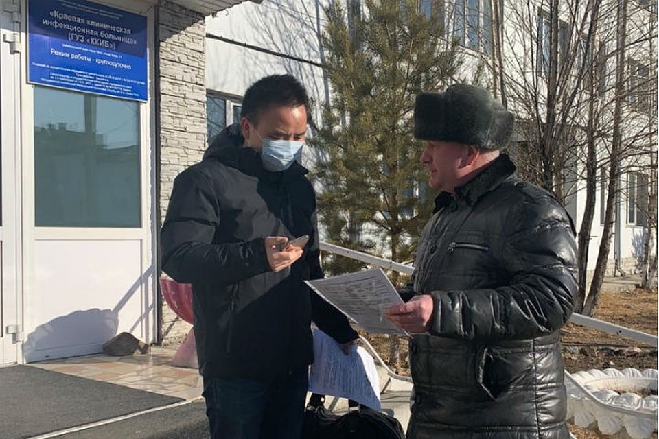 Выписавшись из больницы, он поблагодарил врачей. Фото: правительство Забайкалья.
